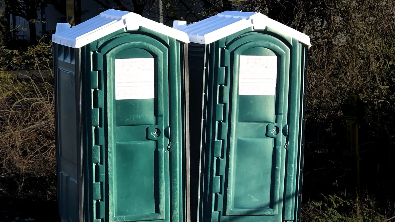Duas cabines sanitárias em área externa