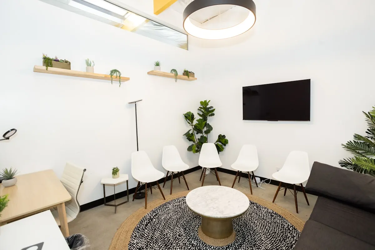 Sala de espera da clínica, com poltronas e plantas