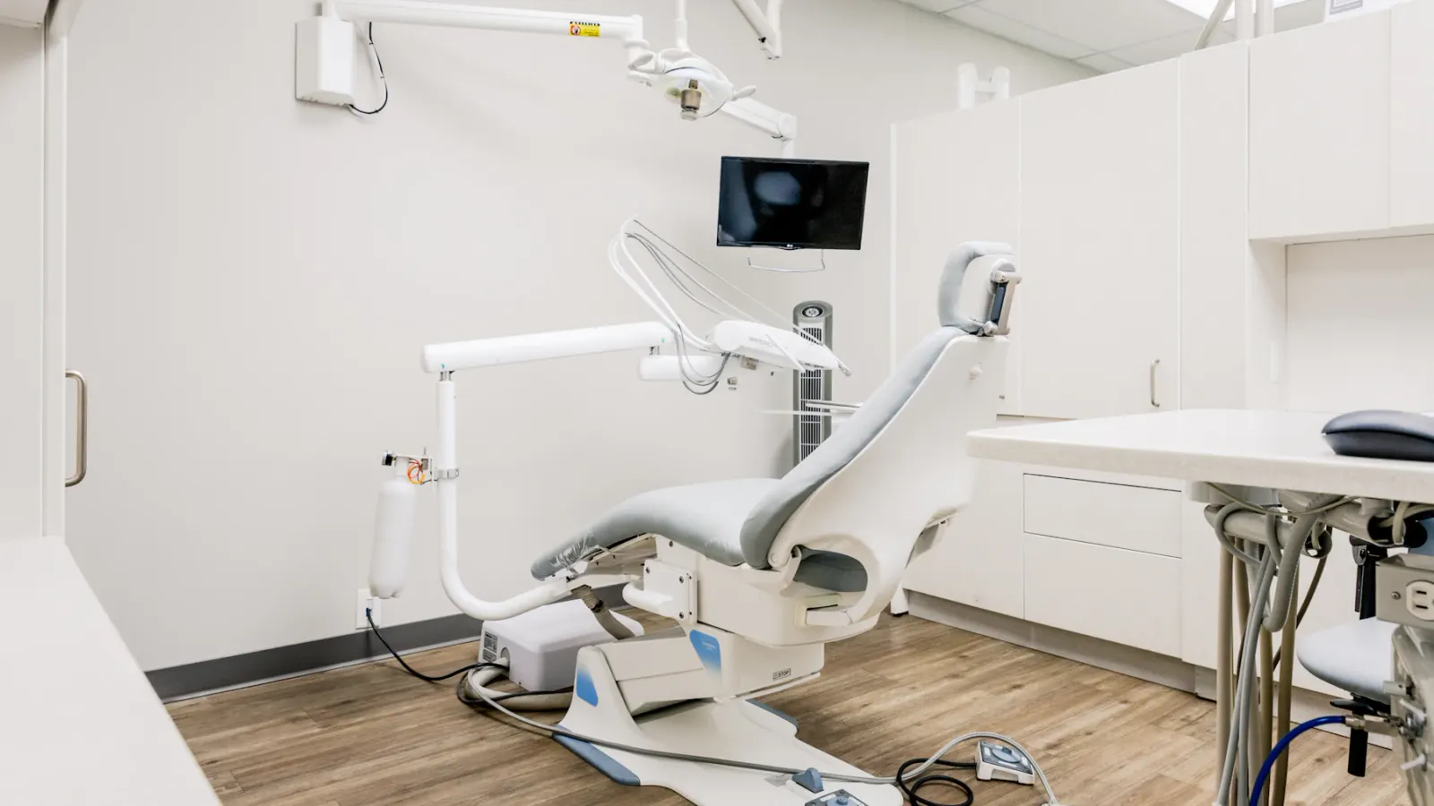 Sala de atendimento clara com cadeira odontológica