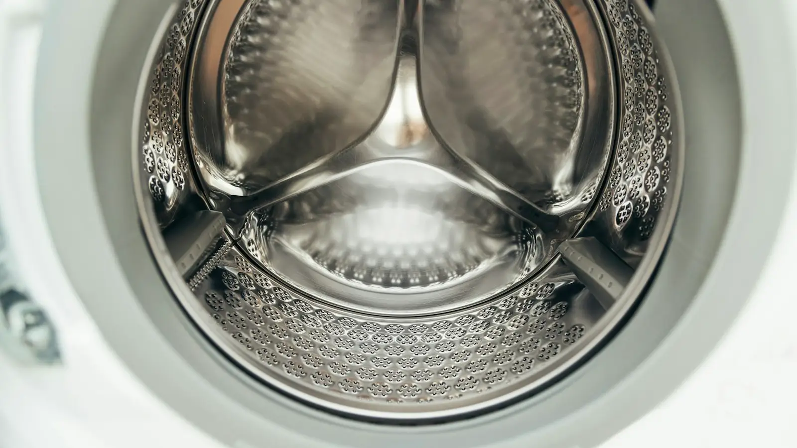Tambor de máquina de lavar em close durante a manutenção