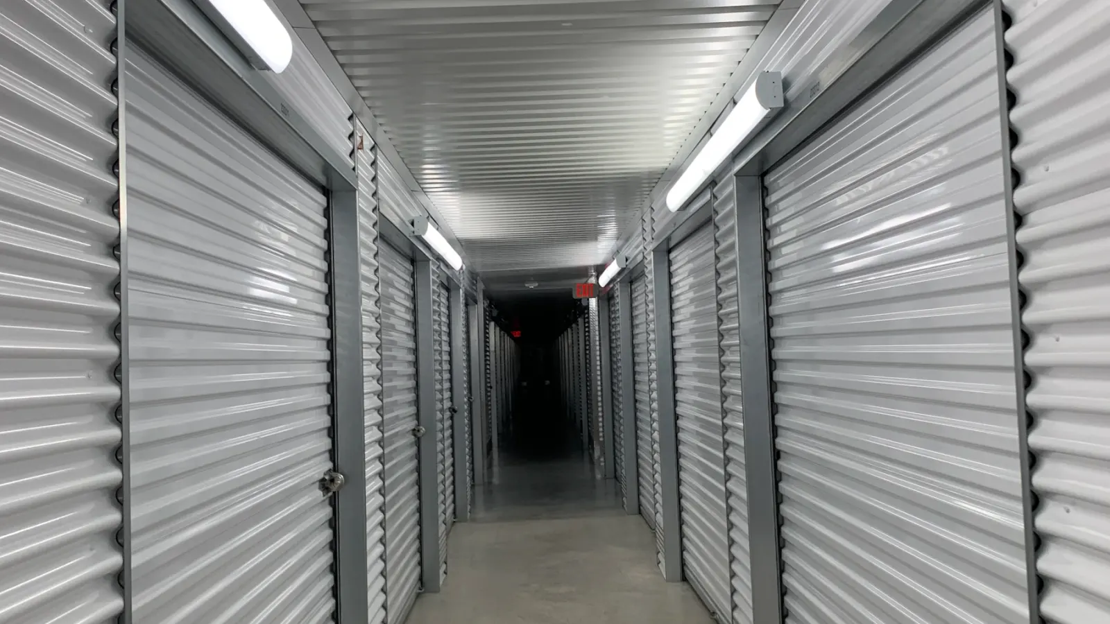 Corredor de boxes individuais com portas de enrolar
