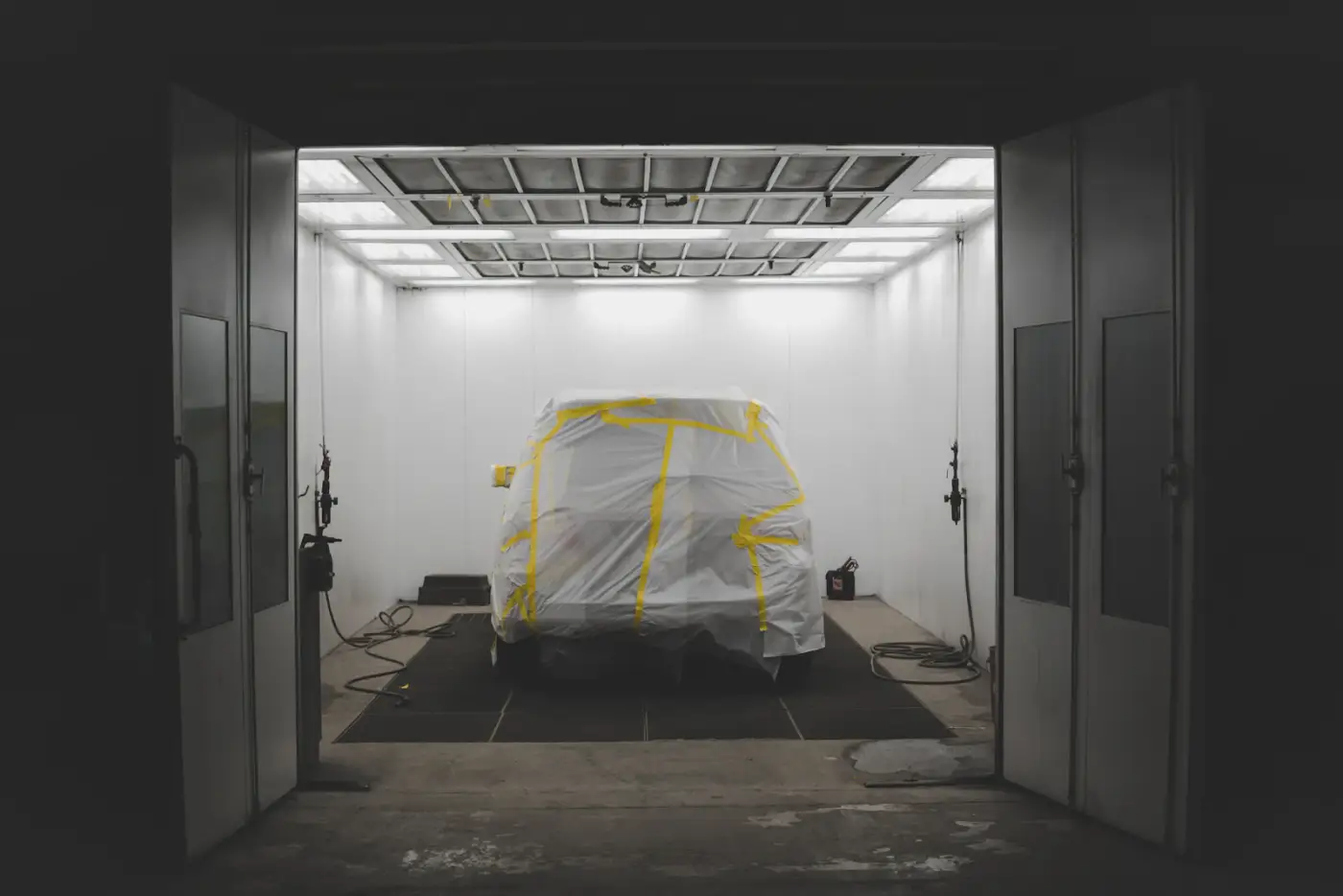 Carro em preparação na área de funilaria e pintura