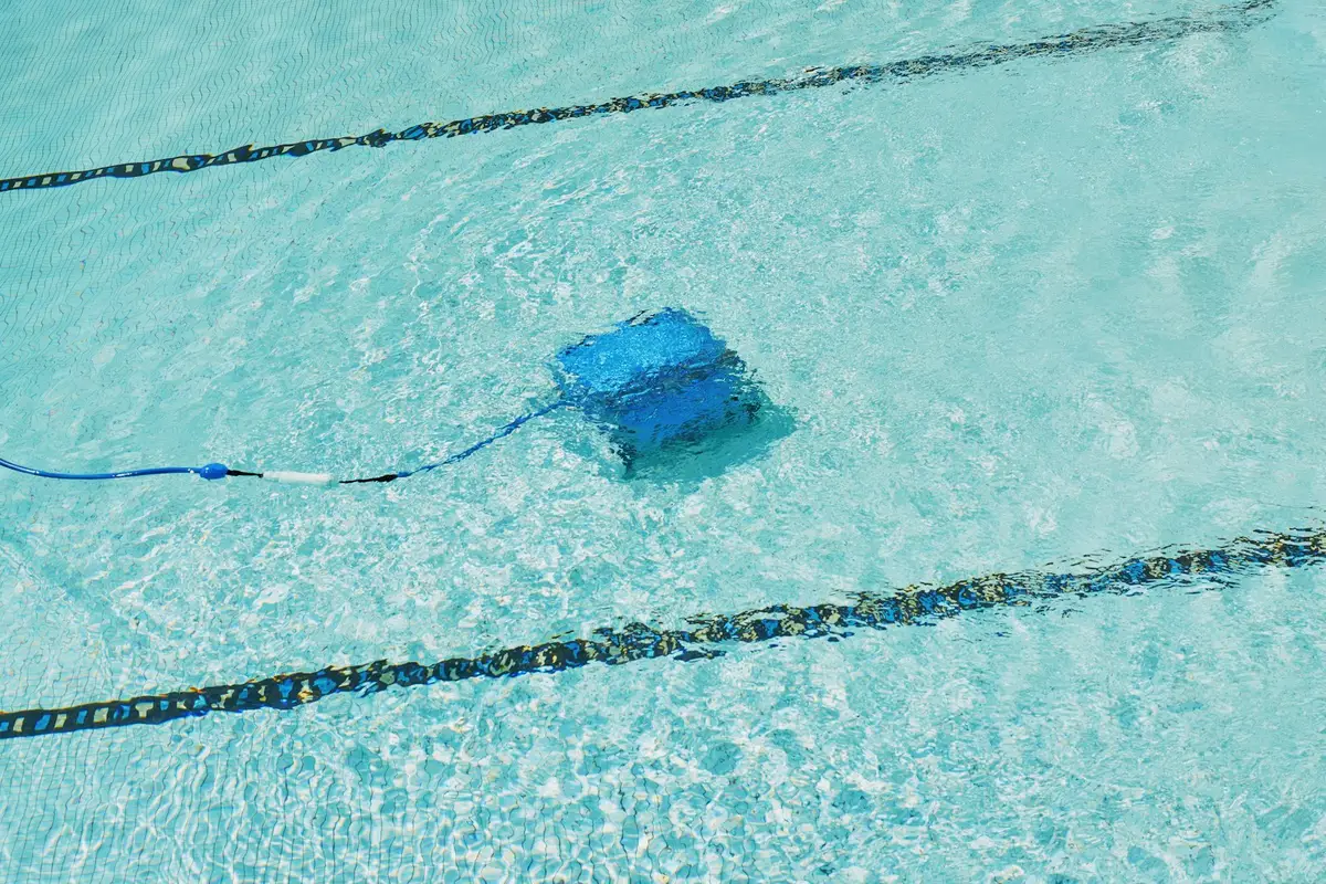 Robô aspirador trabalhando no fundo da piscina